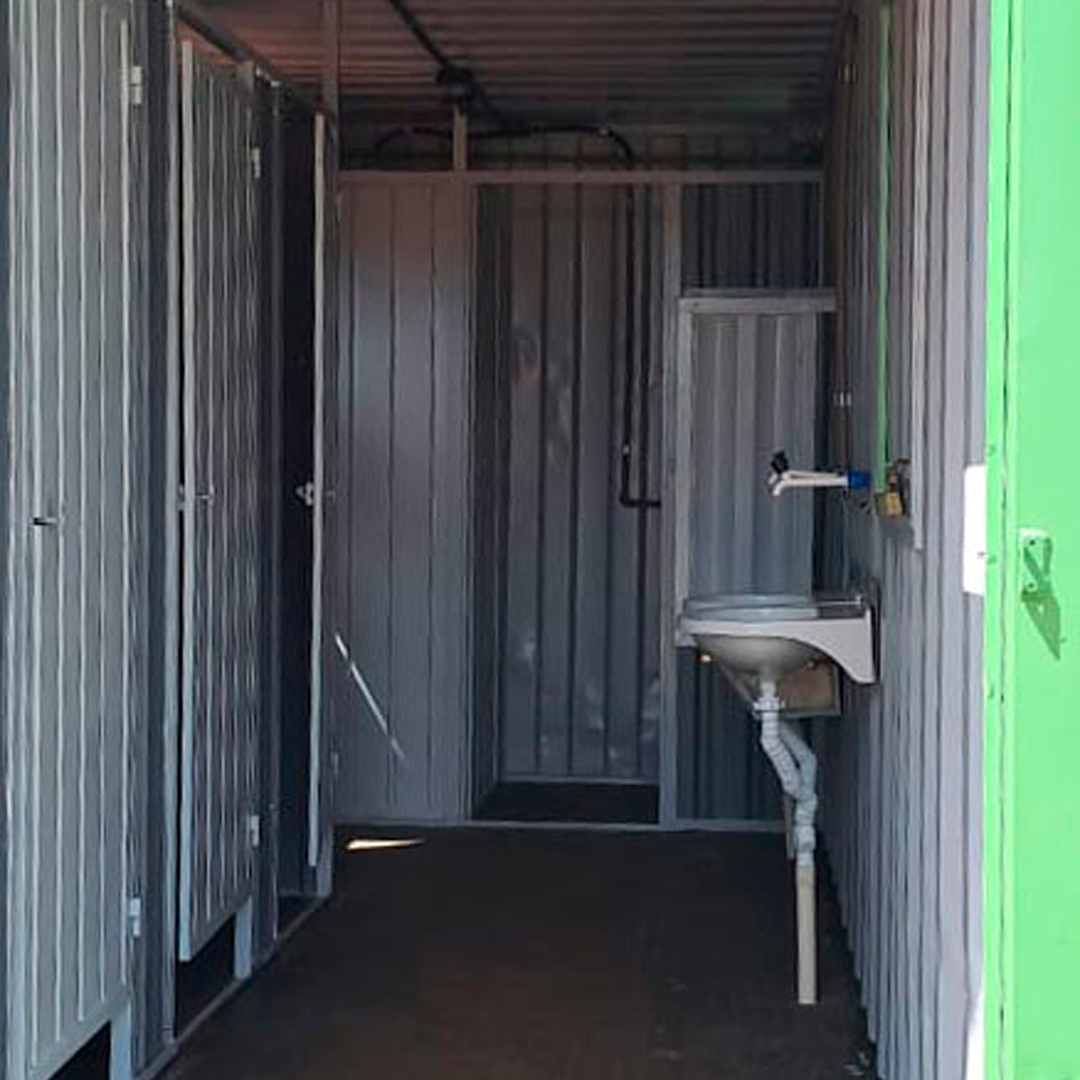 Container para banheiro com chuveiro